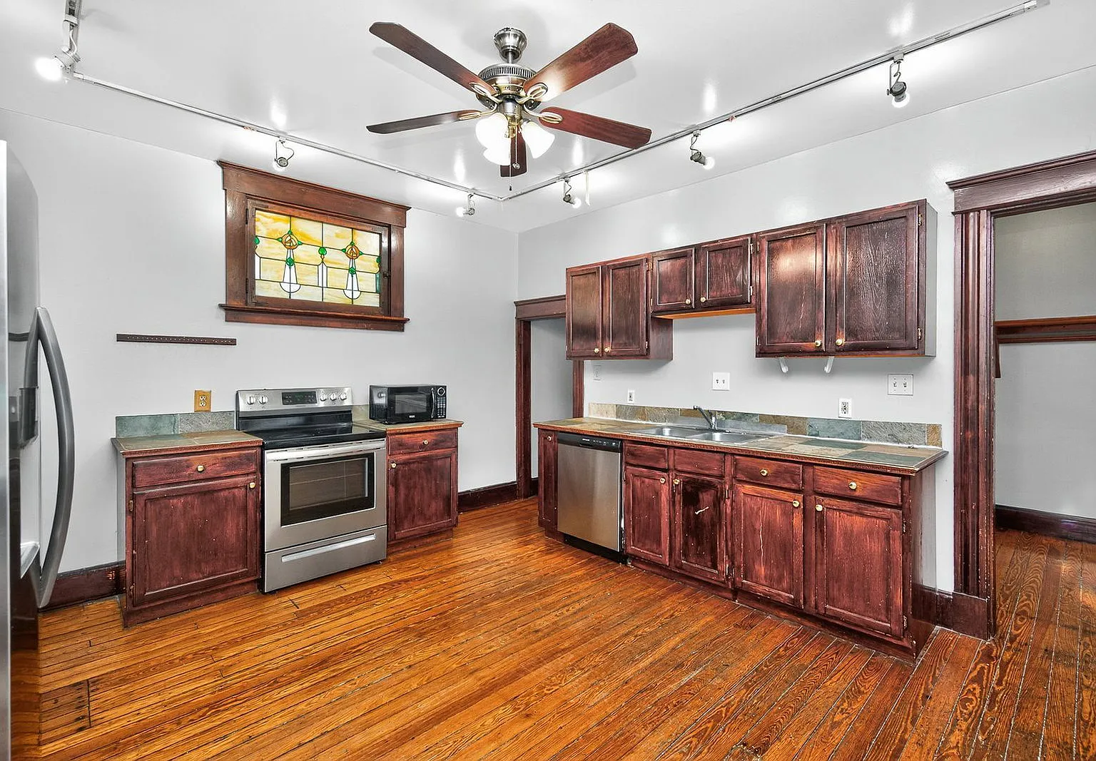 5 bed, 2.0 bath, $4,195 — Photo 4