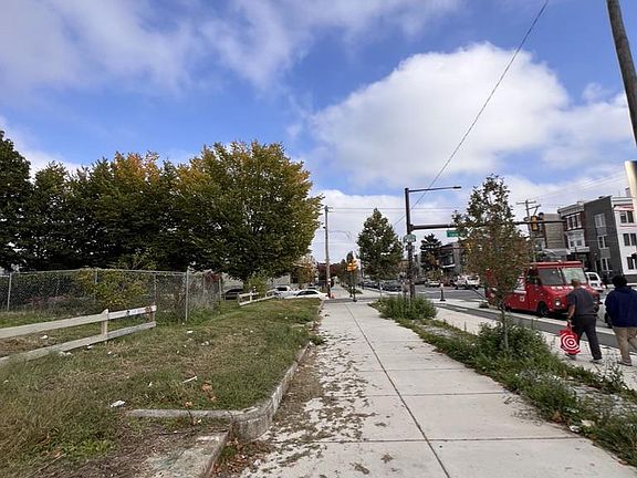 3rd image of 1323 W Erie Ave