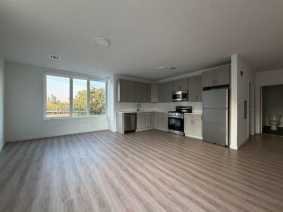 5th image of 306 Bergen Ave APT 301