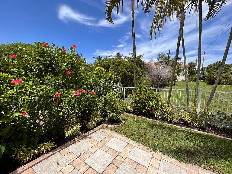 1107 Via Jardin Palm — Photo 10