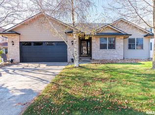 2097 Ashford Rd, Bettendorf, IA 52722