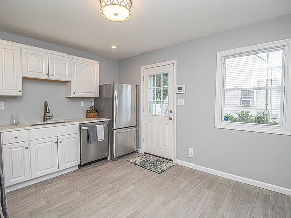 4th image of 210 W 16th St