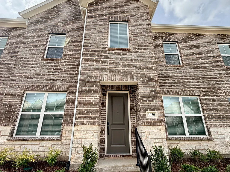 1020 Splitrock Dr — Photo 3
