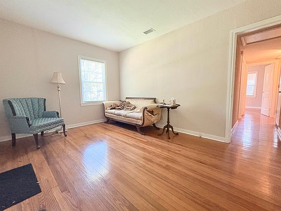 5th image of 606 Collins Dr
