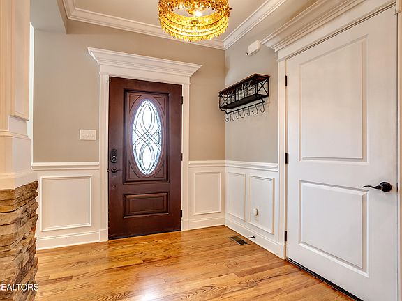 3rd image of 3767 Sheldon Pl