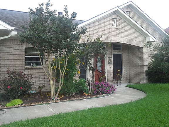 2nd image of 208 Sam Houston Dr