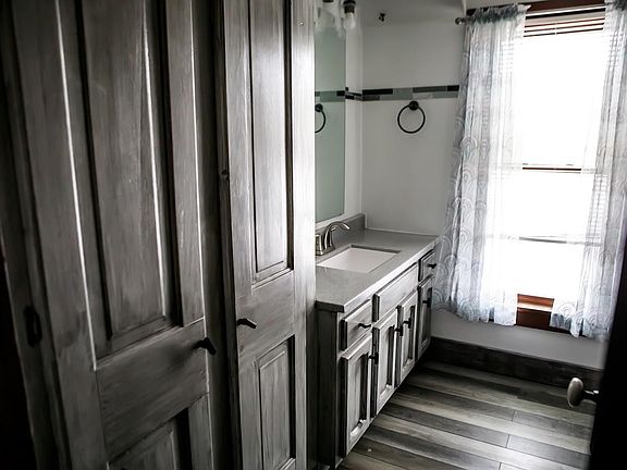4th image of 216 Willard Ave