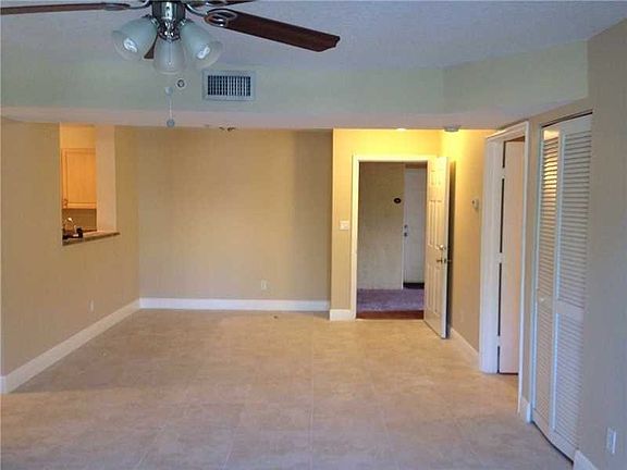 3rd image of 609 E Sheridan St APT 204