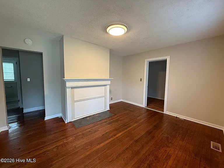 206 Queens Rd — Photo 2