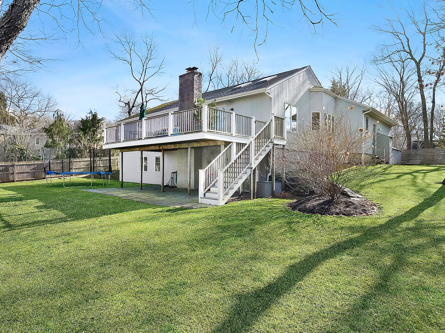 Hamptons Home with spacious yard near Bay Beach — Photo 2