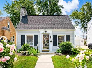 1253 Roslyn Rd, Grosse Pointe Woods, MI 48236