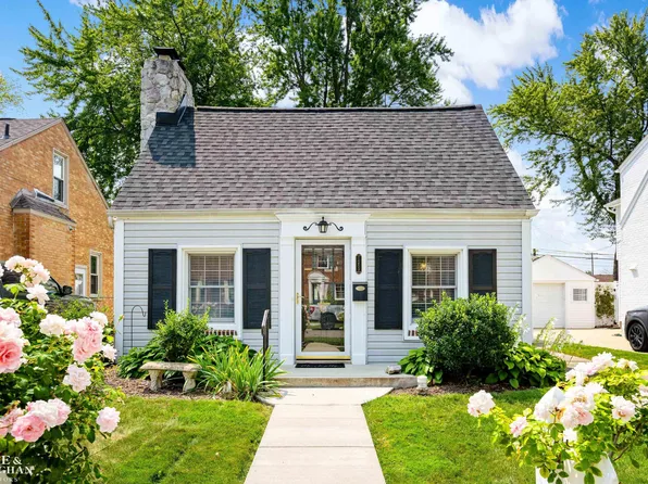 1253 Roslyn Rd, Grosse Pointe Woods, MI 48236