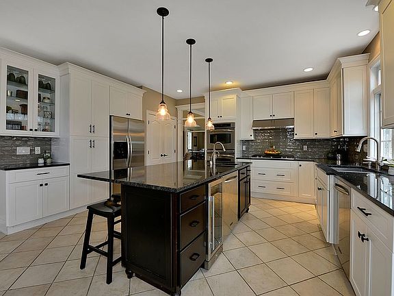 4th image of 4 Forest Hill Dr