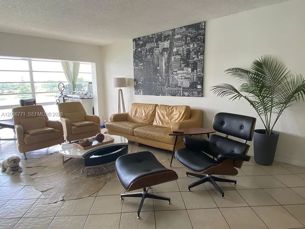 Azure Lake Condo — Photo 4