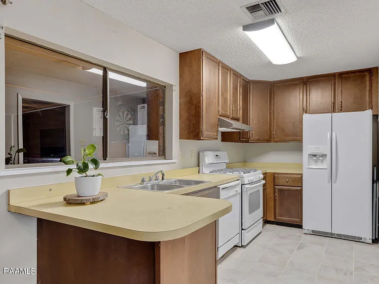 303 Plaza Village Dr — Photo 7