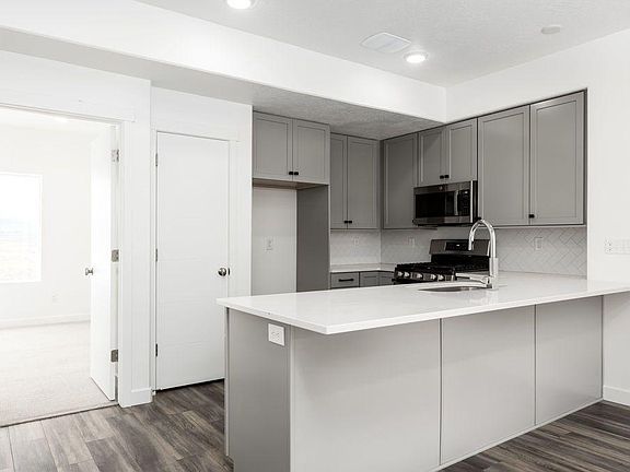 4th image of 6698 Silvercreek Dr