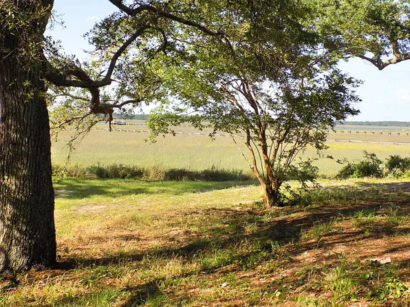 608 E Erie Ave, Folly Beach, SC 29439