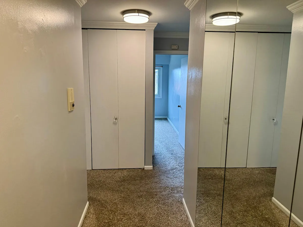 Building Photo - 1100 E Randville Dr #304