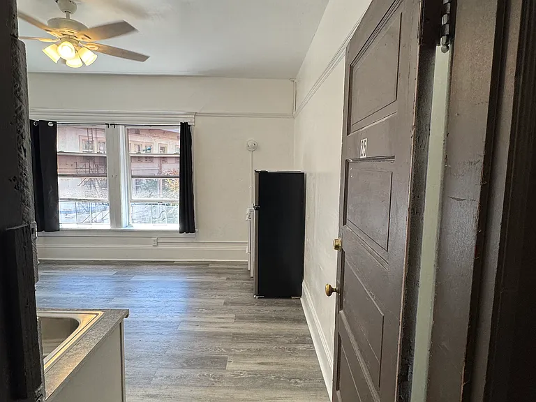 33-1717 W Burnside St #25 — Photo 1