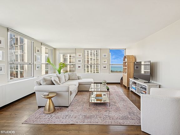 3rd image of 2626 N Lakeview Ave APT 2012
