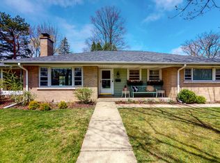 900 Juniper Rd, Glenview, IL 60025