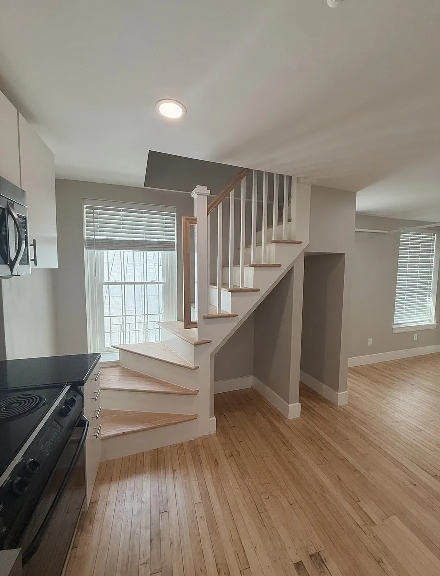 3 bed, 1000 sqft, $6,600 — Photo 2