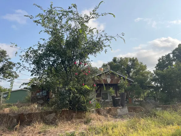 301 W Taylor St, Llano, TX 78643