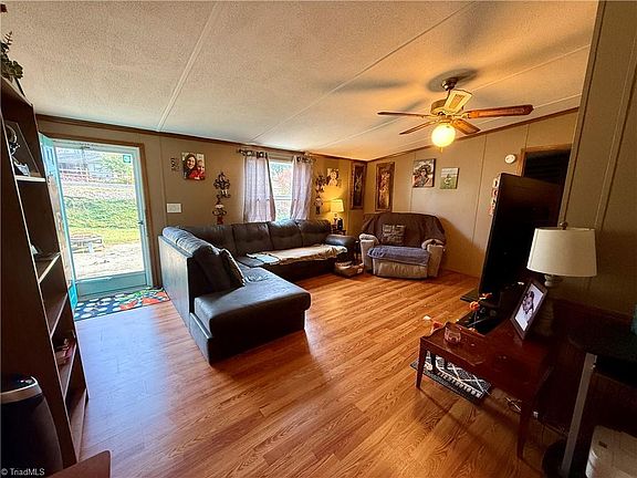 3rd image of 632 Nelson Ln
