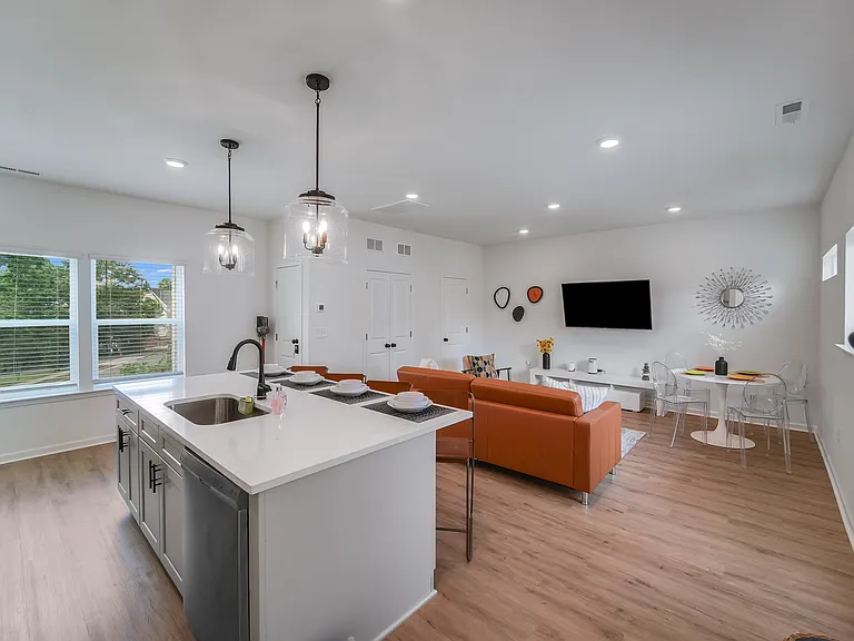1205 Lomax Ave — Photo 6