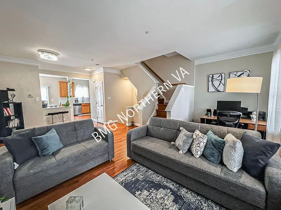 Lovely Tri-Level 3 Bed 2/2 Bath In Sought After Townes At Cameron Parke — Photo 2