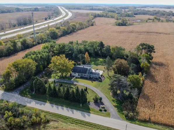1009 Maple Grove Rd, Edgerton, WI 53534