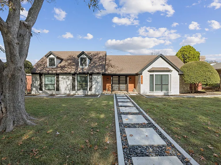 2833 Meadowbrook Dr — Photo 1
