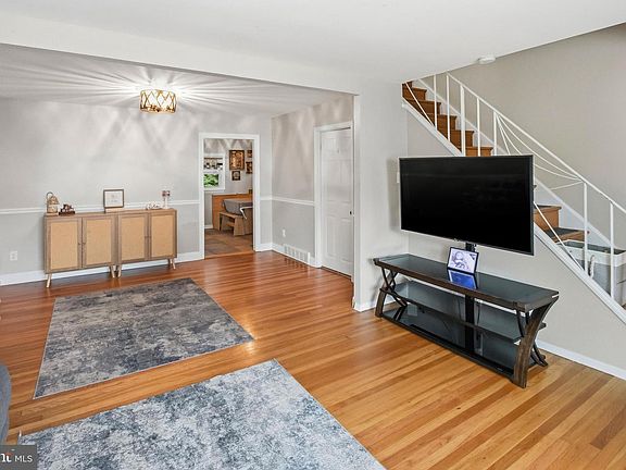 5th image of 3730 Clarendon Ave