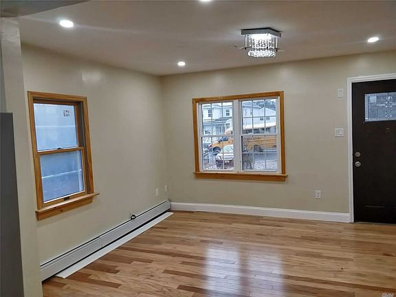 2nd image of 39 E 20th St
