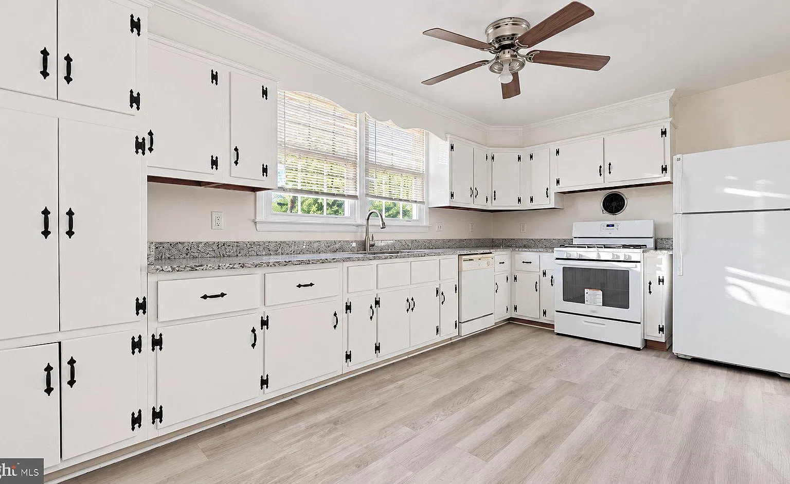 3 bed, 1.0 bath, 1500 sqft, $1,500 — Photo 4