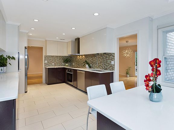 5th image of 16 Fairway Cir S