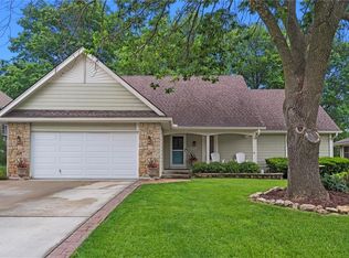 621 NE Clubhouse Dr, Lees Summit, MO 64086
