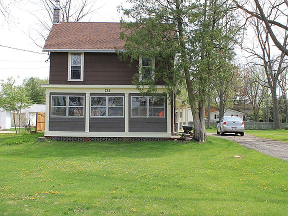 Home Set Back On Lage Lot