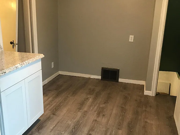 1016 Lindberg Ave — Photo 4