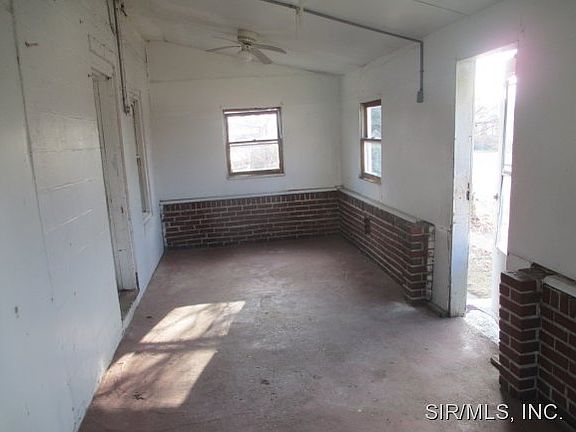 3rd image of 1945 Russell Ave