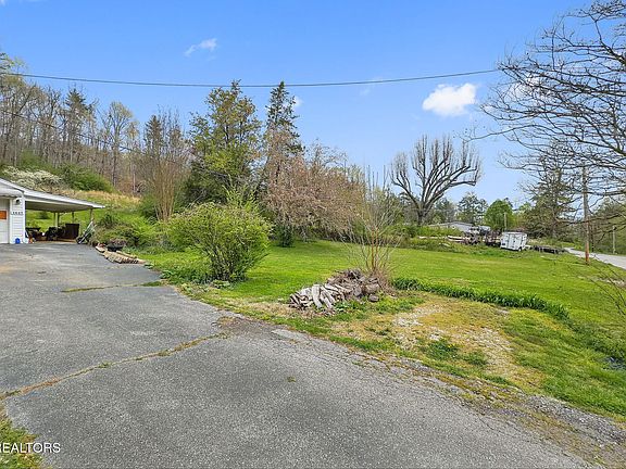 4th image of 1447 Webster Rd