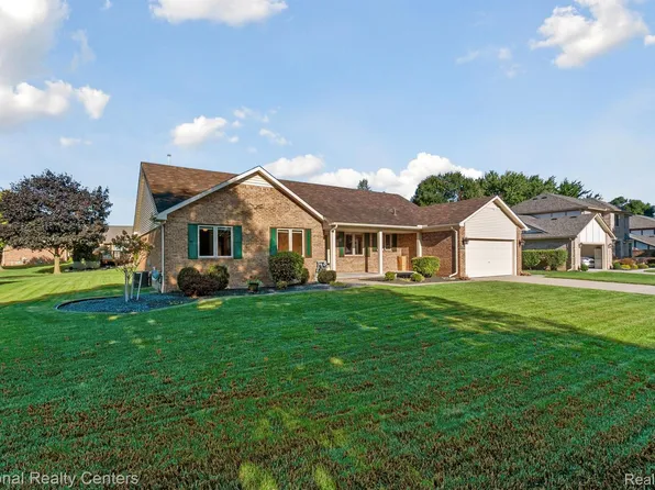 19695 Sussex Ave, Livonia, MI 48152