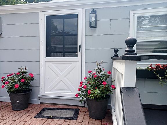Side entrance from driveway.