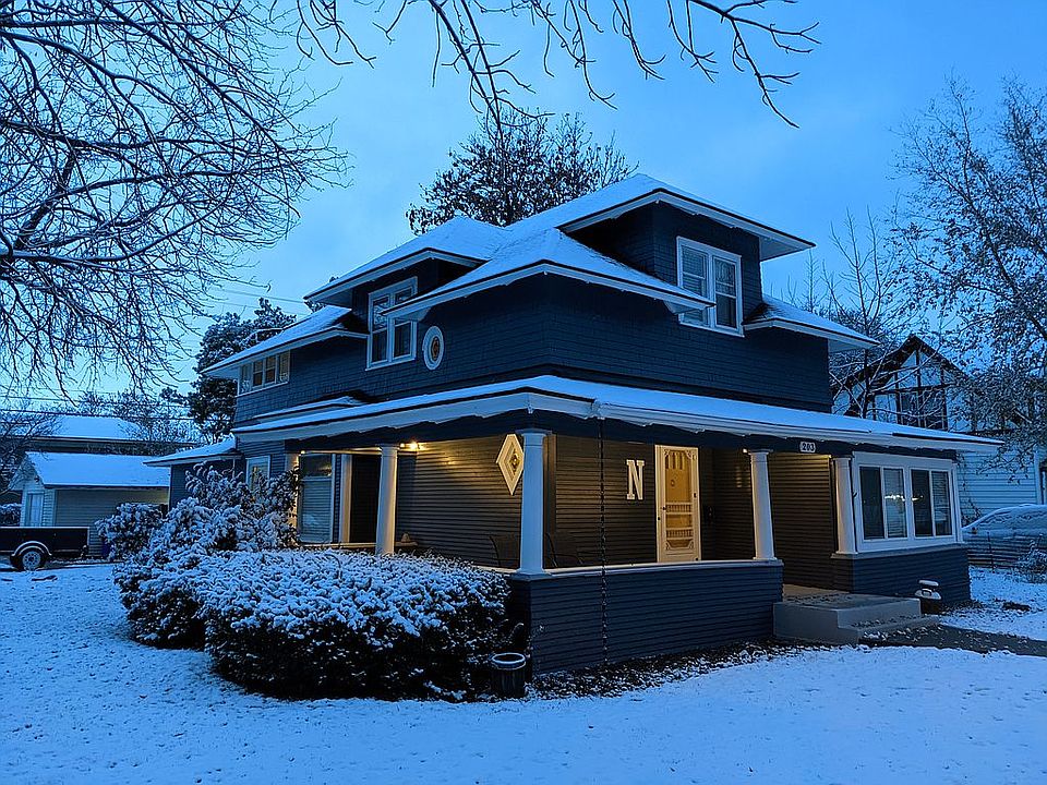 1st image of 203 8th Ave N