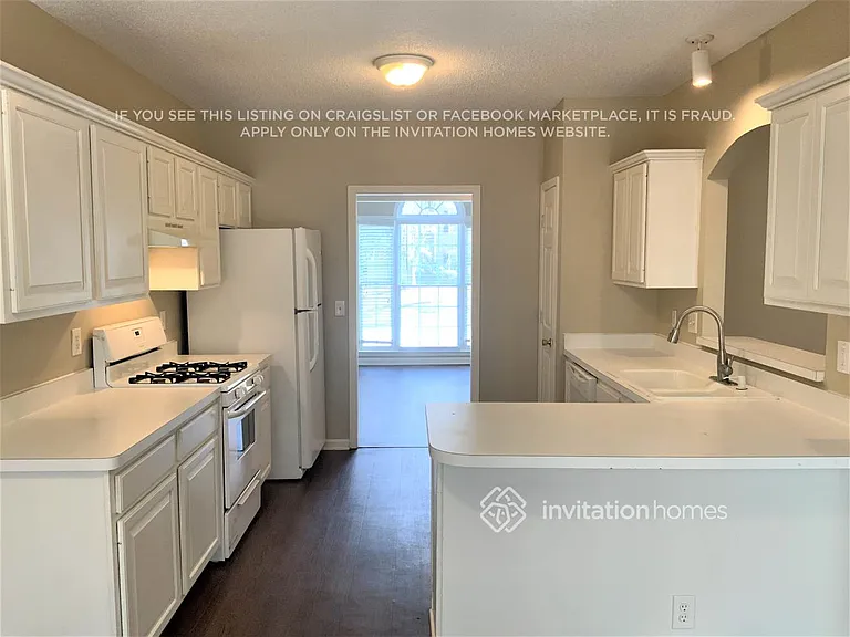 925 Evian Dr NW — Photo 4