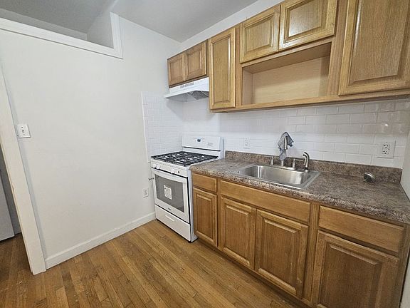 4th image of 3928 Pine St Floor 2