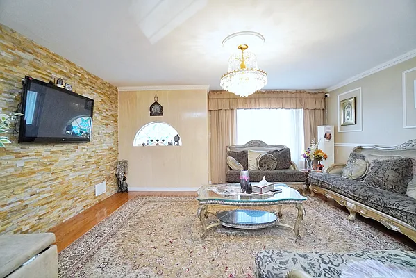 Sold by Remax Edge | media 6