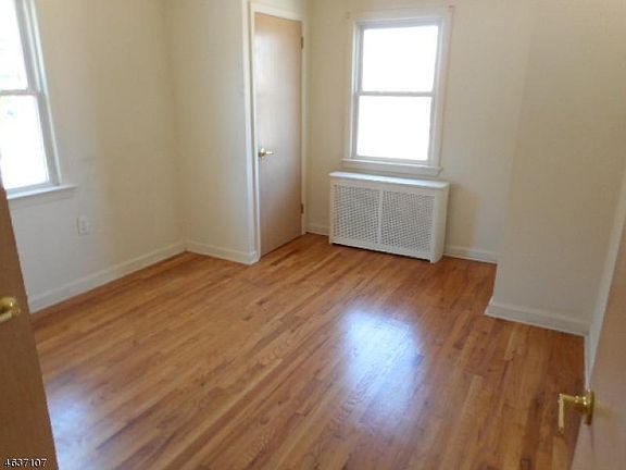 5th image of 588 Sweetland Ave