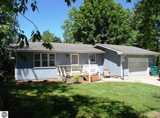213 N 2nd St, Edmore, MI 48829