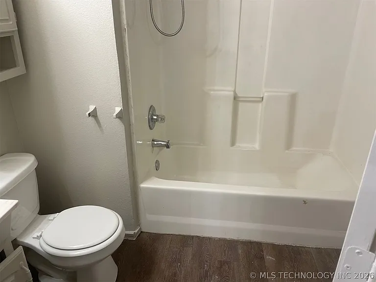 409 W Commercial St — Photo 6